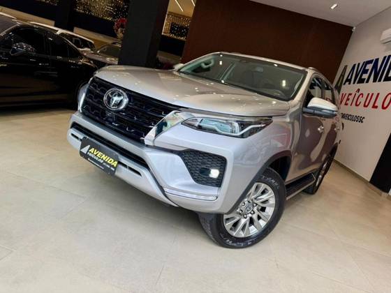 TOYOTA HILUX SW4 2.8 D-4D TURBO DIESEL SRX 7L 4X4 AUTOMÁTICO